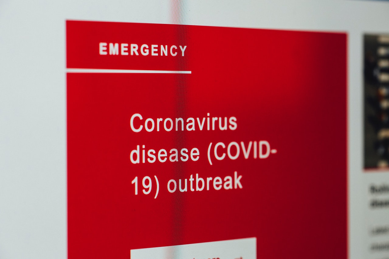 An emergency room sign warning people about the COVID-19 pandemic